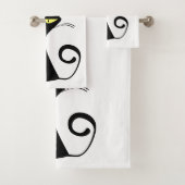 Zwarte moderne kat met gele ogen bad handdoek (Insitu)