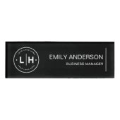 Zwarte moderne minimalistische gepersonaliseerde L Naambadge (Voorkant)