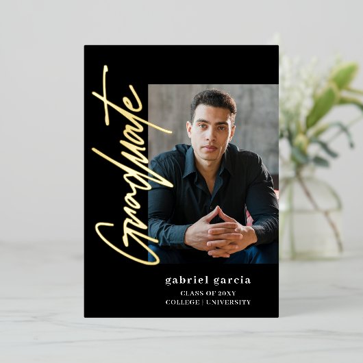 Zwarte moderne script afstudeerfeest uitnodiging (Staand Voorkant)