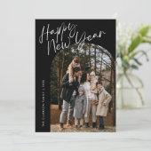 Zwarte moderne script Gelukkig Nieuwjaar Boog 2 Fo Feestdagenkaart (Staand voorkant)