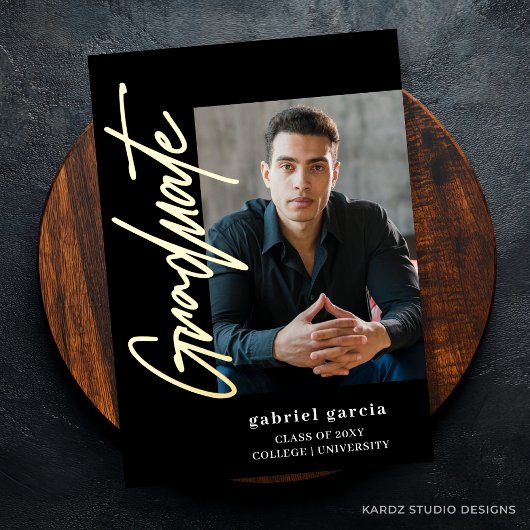 Zwarte moderne script uitnodiging voor eindexamenf