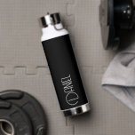 Zwarte moderne typografie gepersonaliseerd waterfles<br><div class="desc">Trendy,  vacuüm geïsoleerde waterfles met een gepersonaliseerde naam in witte,  moderne typografie op een zwarte achtergrond. Personaliseer de fles door de naam te bewerken en de naam naar wens te vervangen door uw eigen naam. Perfect voor een verjaardagscadeau,  bruiloftsgeschenk,  enz. Kies uw waterfles stijl. Kies uw waterfles stijl.</div>