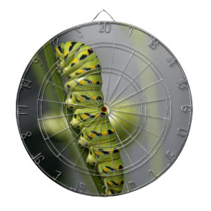 Zwarte moerasstaartschar (peterselyworm) op diesel dartbord