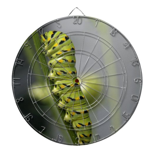 Zwarte moerasstaartschar (peterselyworm) op diesel dartbord (Voorkant)