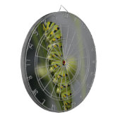 Zwarte moerasstaartschar (peterselyworm) op diesel dartbord (Voorkant Links)