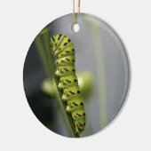 Zwarte moerasstaartschar (peterselyworm) op diesel keramisch ornament (Links)