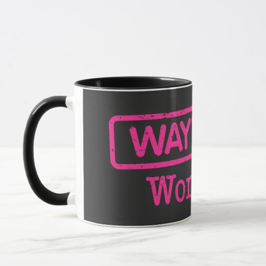 Zwarte Mok met Roze Wayward Vrouw Logo (Links)