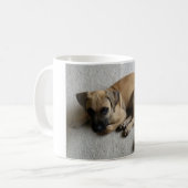 Zwarte-mondkapper met blauwe speelgoed koffiemok (Voorkant links)