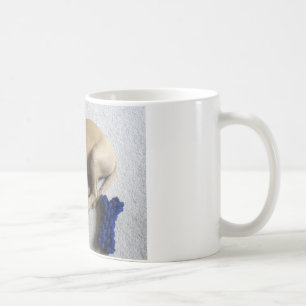 Zwarte-mondkapper met blauwe speelgoed koffiemok