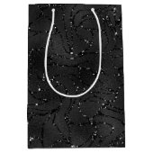 Zwarte monochromatische achtergrond van glitterij medium cadeauzakje (Voorkant)