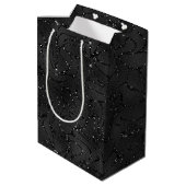 Zwarte monochromatische achtergrond van glitterij medium cadeauzakje (Achterkant Gekanteld)