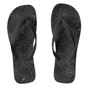 Zwarte monochromatische achtergrond van glitterij teenslippers