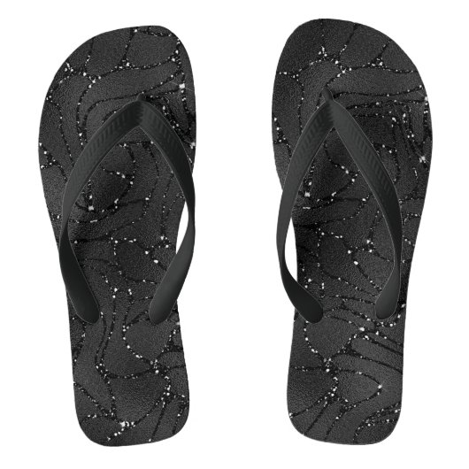Zwarte monochromatische achtergrond van glitterij teenslippers (Voetbed)