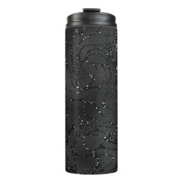 Zwarte monochromatische achtergrond van glitterij thermosbeker