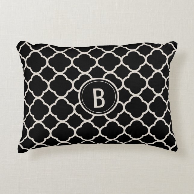 Zwarte monogram quatrefoil-patroon decoratief accent kussen (Voorkant)