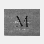 Zwarte Monogram Script Namen Jaar Grijs Linnen Deurmat (Voorkant)