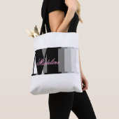 Zwarte Monogram Typografie Roze Script Tote Bag (Dichtbij)