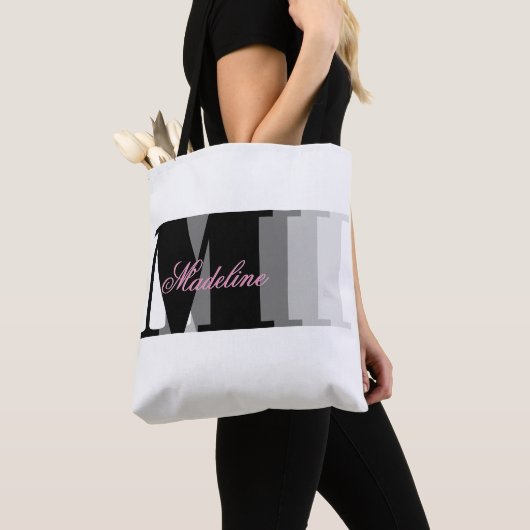 Zwarte Monogram Typografie Roze Script Tote Bag (Dichtbij)