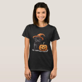 Zwarte mopshond met heks Pet en pompoen Halloween T-shirt (Voorkant volledig)