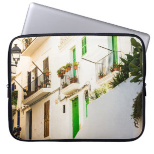 ZWARTE MOTORCYCLUS NEAR WHITWALL BUILING IN DAYTI LAPTOP SLEEVE