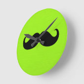 Zwarte Mustache op groene achtergrond Ronde Klok (Hoek)
