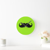Zwarte Mustache op groene achtergrond Ronde Klok (Huis)