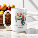 Zwarte naaimachine Citaat Rode Floral Koffiemok<br><div class="desc">Mok zaaigoed | Zwarte naaimachine Koffie-Mok met citaat "Mooie dingen komen samen een tik tegelijk" in rode,  groene bloemen | Naaigoed/ambachtelijke nijverheid/Knitting/Kiekenschenkingen |  Inspirerend naaimachines Koffiesnoeren |</div>