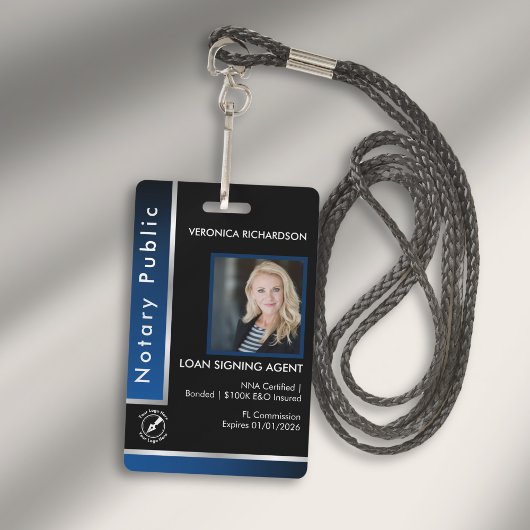 Zwarte notaris-QR-code foto I.D. met strakke blauw Badge