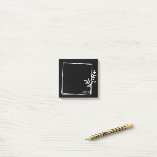 Zwarte notities met witte dubbele lijst met bloeme post-it® notes (Op bureau)