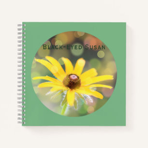 Zwarte-ogige Susan Flower op donker Zee groen Notitieboek