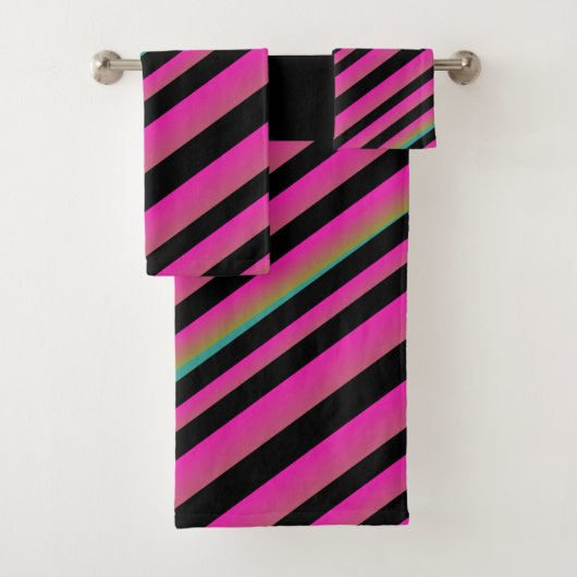 Zwarte Ombre Rainbow Stripes Hot Pink Bad Handdoek (Insitu)