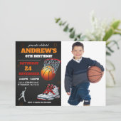 Zwarte oranje basketbal foto verjaardagsuitnodigin kaart (Staand voorkant)