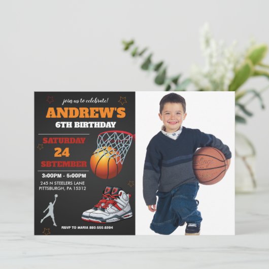Zwarte oranje basketbal foto verjaardagsuitnodigin kaart (Staand voorkant)