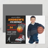 Zwarte oranje basketbal foto verjaardagsuitnodigin kaart (Voorkant / Achterkant)