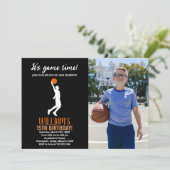Zwarte Oranje Basketball Birthday met foto Kaart (Staand voorkant)