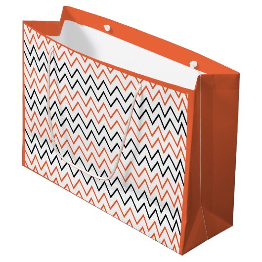 Zwarte Oranje Chevron Zigzag Groot Cadeauzakje (Voorkant Gekanteld)