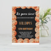 Zwarte Oranje Kogels Basketball Birthday Uitnodigi Kaart (Staand voorkant)