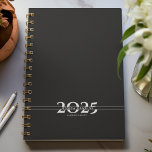 Zwarte overlappende tekst Gesplitst jaar per week Planner<br><div class="desc">Eenvoudige persoonlijke briefpapier 2025  jaar-/weekplanner met vetgedrukte jaarcijfers gedeeld door een regel tekst (naam,  onderwerp,  enz.). Jaarplanner (12 maanden) met open maandelijkse overzichten en wekelijkse planningsbladen. Hoesje in een samengestelde selectie van moderne kleuren. Contacteer ons voor hulp bij het personaliseren of creëren van een speciale kleurencombinatie.</div>