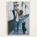 Zwarte Overlay Halve Krans Jaar Naam Foto Planner<br><div class="desc">Elegante gepersonaliseerde planner afgedrukt met uw foto op de cover. Schrijf het jaar boven een handgetekende halve krans van bladeren en bessen. Voeg hieronder jouw naam toe in een zwart lettertype. De achterkant is voorzien van chique strepen in wit en zwart.</div>