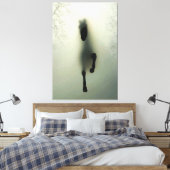 Zwarte paard dat rent in nevelig bos canvas afdruk (Insitu (Slaapkamer))