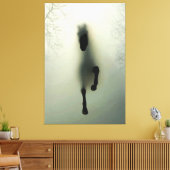 Zwarte paard dat rent in nevelig bos canvas afdruk (Insitu (Woonkamer))
