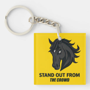 Zwarte Paard Met Tekst Valt Op Tussen De Massa Sleutelhanger
