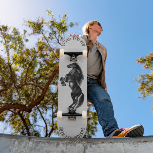 Zwarte paard Skateboard Cadeau met aangepaste teks