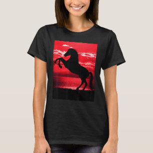 Zwarte Paard Steigerend Rode Lucht Berg Rode Water T-shirt