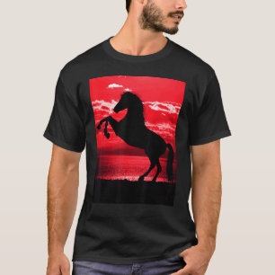 Zwarte Paard Steigerend Rode Lucht Berg Rood Water T-shirt