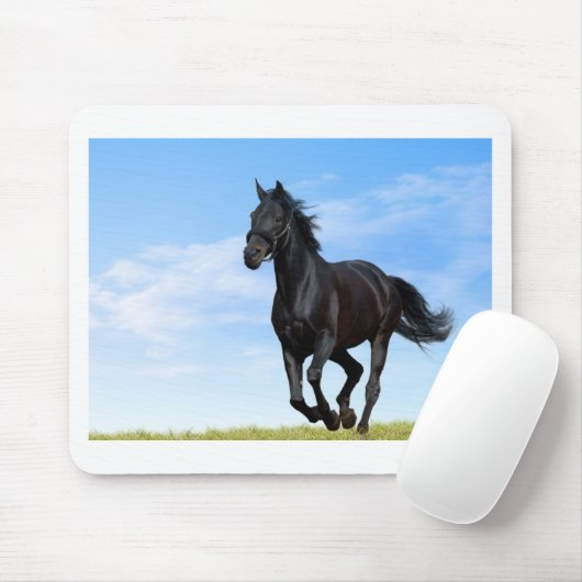 zwarte-paardenloop-in-groene weide muismat (Met muis)