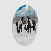 zwarte paardenpestjes met kwartsverf in sneeuw ornament (voorkant)