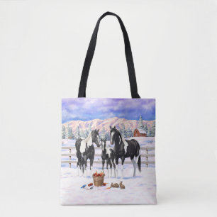 zwarte paardenpestjes met kwartsverf in sneeuw tote bag