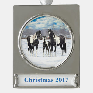 zwarte paardenpestjes met kwartsverf in sneeuw verzilverd banner ornament