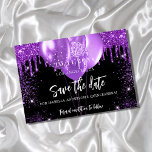 Zwarte paarse ballonnen van Quinceanera, behalve d Save The Date<br><div class="desc">Een meisje en trendy Save the Date for a Quinceañera,  15e verjaardagsfeest. Een zwarte achtergrond met paarse faux glitterdruppels,  sparkles en ballonnen. Pas een datum en een naam/leeftijd aan en voeg deze toe. De tekst: Sparen de Datum wordt geschreven met een groot trendy hand lettered stijlmanuscript.</div>